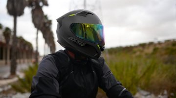 Mít co na sebe aneb Slovo o moto oblečení